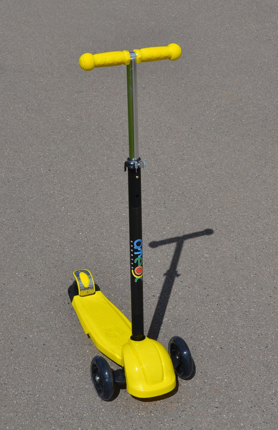 Самокат трехколесный Ateox с телескопическим рулем (Желтый), Цвет Желтый